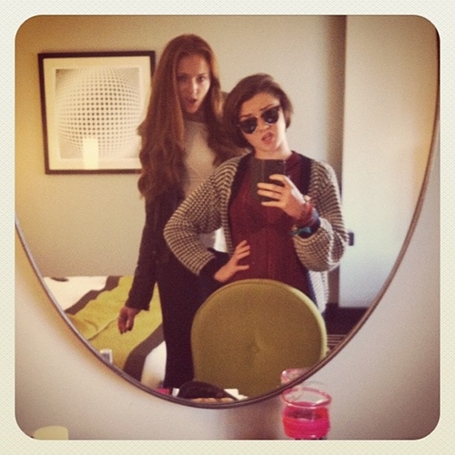 /storage/shares/uploads/files/arya-sansa-selfie.jpg