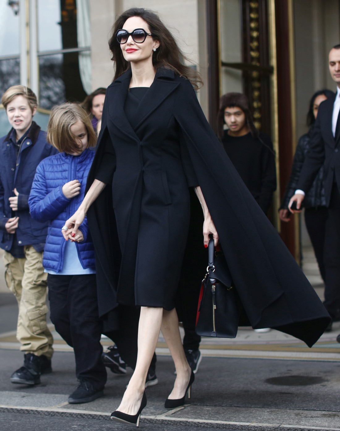 /storage/shares/uploads/files/bitchy-angelina-jolie-wore-a-caped-coat-to-visit-the-louvre-with-all-six-kids.jpg