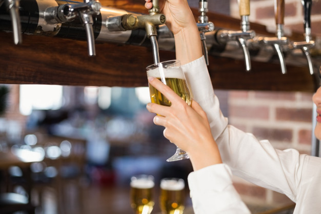 /storage/shares/uploads/files/camarera-sirviendo-cerveza_107420-15287.jpg