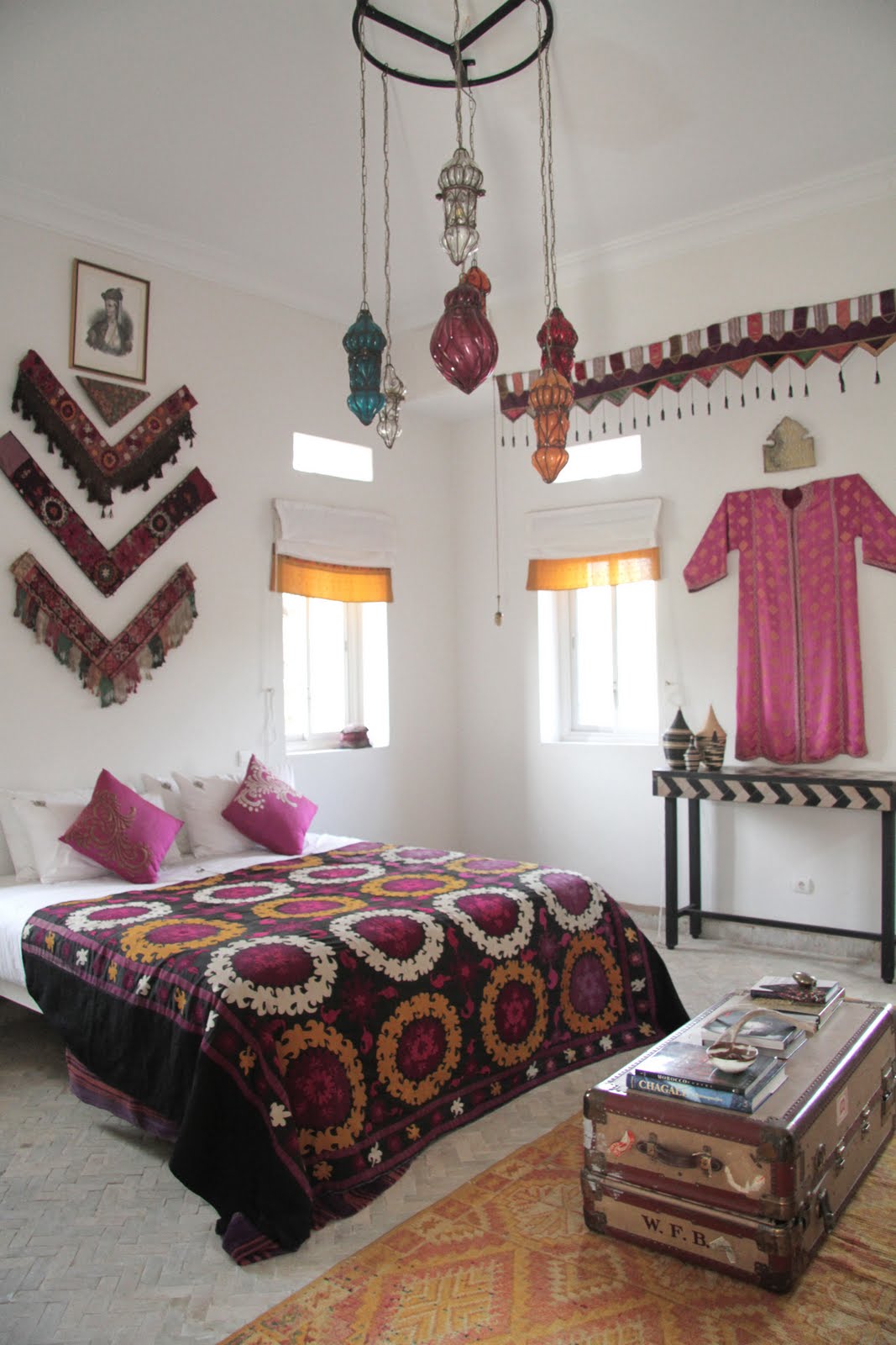 /storage/shares/uploads/files/fascinating-hanging-lights-hung-above-master-bed-which-is.jpg