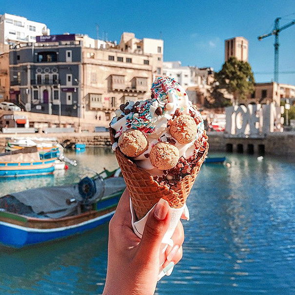 /storage/shares/uploads/files/food-around-the-world-sweets-travel-girl-eat-world-5-572302462a44e__605.jpg
