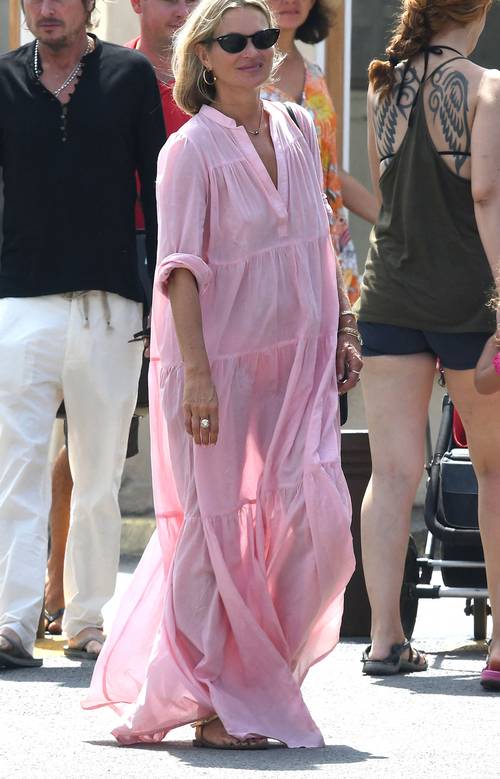 /storage/shares/uploads/files/kate-moss-holiday-outfits-281725-1565190463530-image.500x0c.jpg