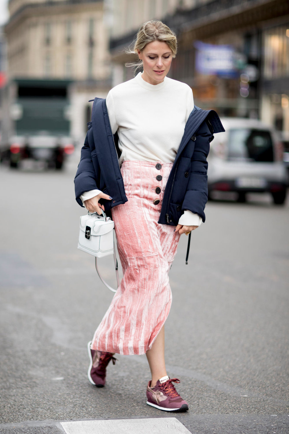 /storage/shares/uploads/files/pink-light-midi-skirt-burgundy-shoe-sneakers-white-bag-white-sweater-turtleneck-black-jacket-coat-puffer-blonde-paris-fashion-week-street-style-fall-winter-lunch.jpg