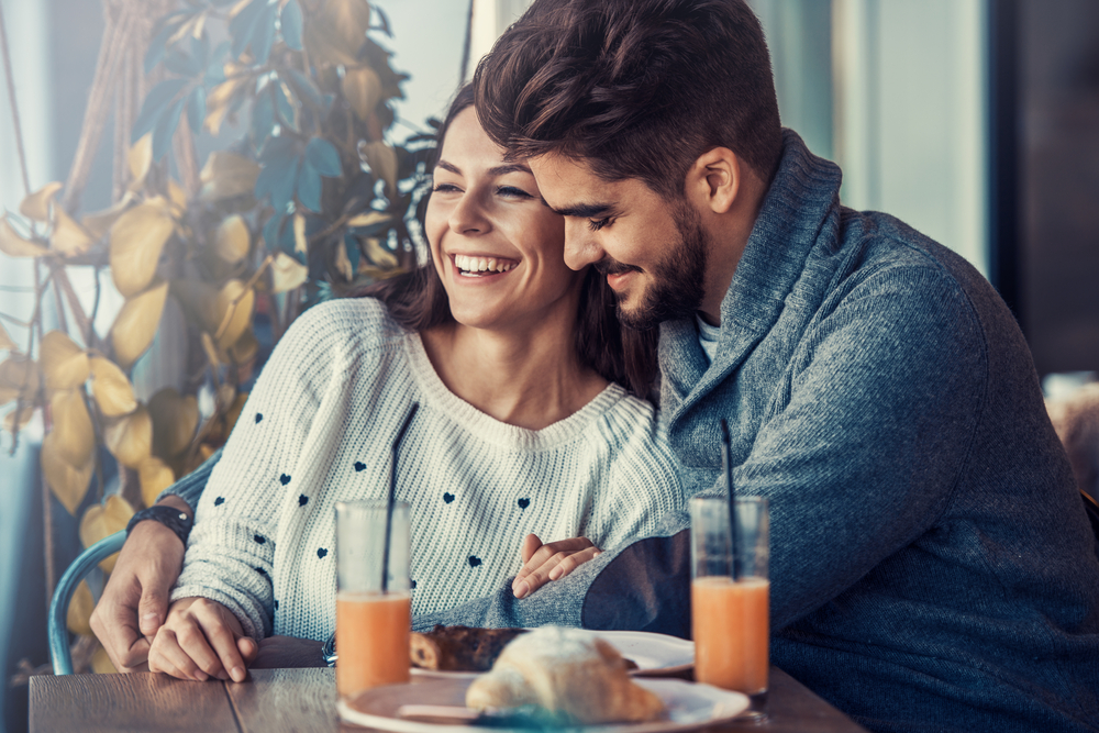 Гороскоп совместимости Весов влюбленная пара пьет сок