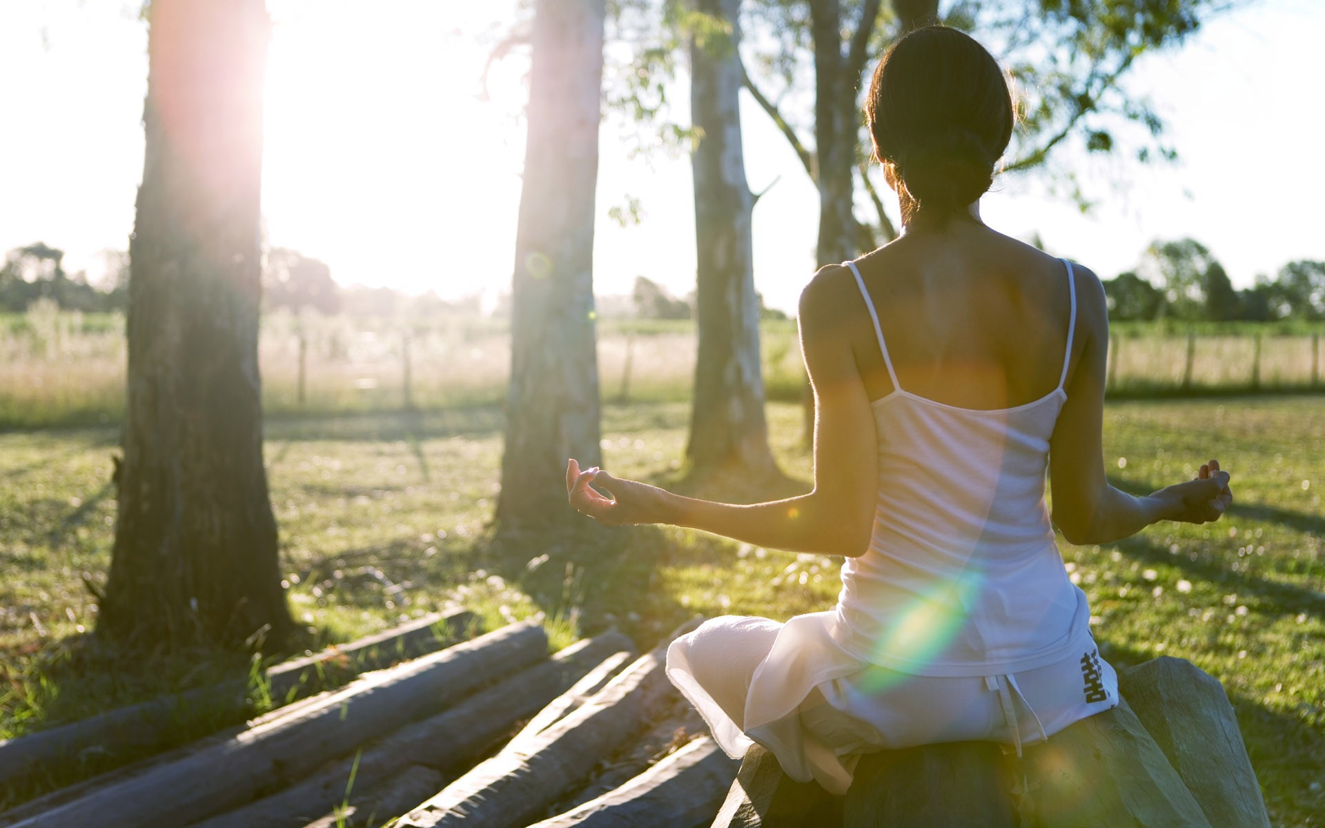/storage/shares/uploads/files/www.GetBg.net_Girls___Models_Girl_meditating_083178_%282%29.jpg