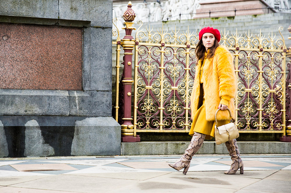 /storage/shares/uploads/files/yellow-coat-skirt-beige-boots-red-beret-street-style.jpg